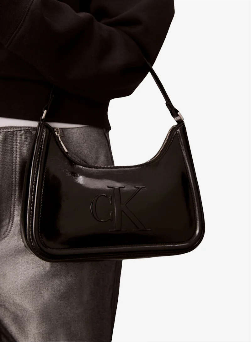 كالفن كلاين حقيبة كتف معدنية جريئة